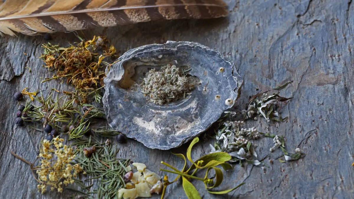 Raeuchern getrocknete und zerkleinerte Kraeuter fuer die Rauhnachts Raeucherung Deutschland smokin: Raeuchern, getrocknete und zerkleinerte Kraeuter fuer die Rauhnachts-Raeucherung, Deutschland smoking with herbs, Germany BLWS480800 Copyright: xblickwinkel/F.xHeckerx