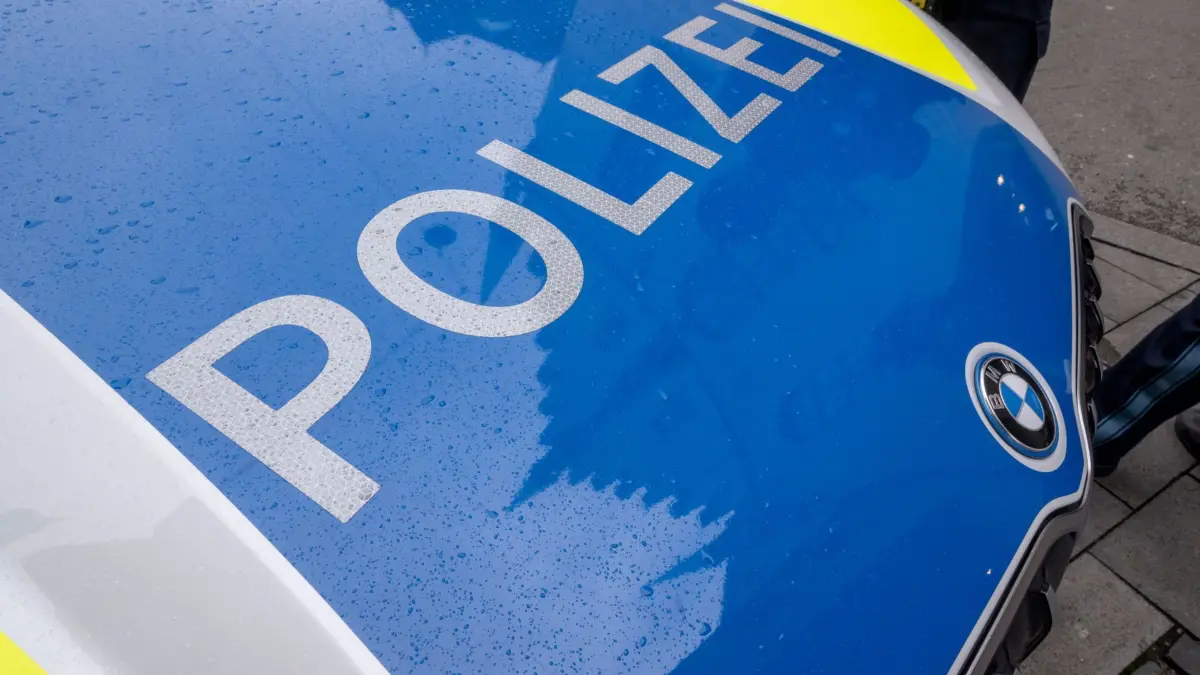 Bayerische Polizei Symbolbild: ARCHIV - 22.11.2023, Bayern, München: Ein Polizeiwagen steht in der Innenstadt. (zu dpa: «Sohn nach gewaltsamem Tod seiner Mutter in U-Haft») Foto: Peter Kneffel/dpa +++ dpa-Bildfunk +++