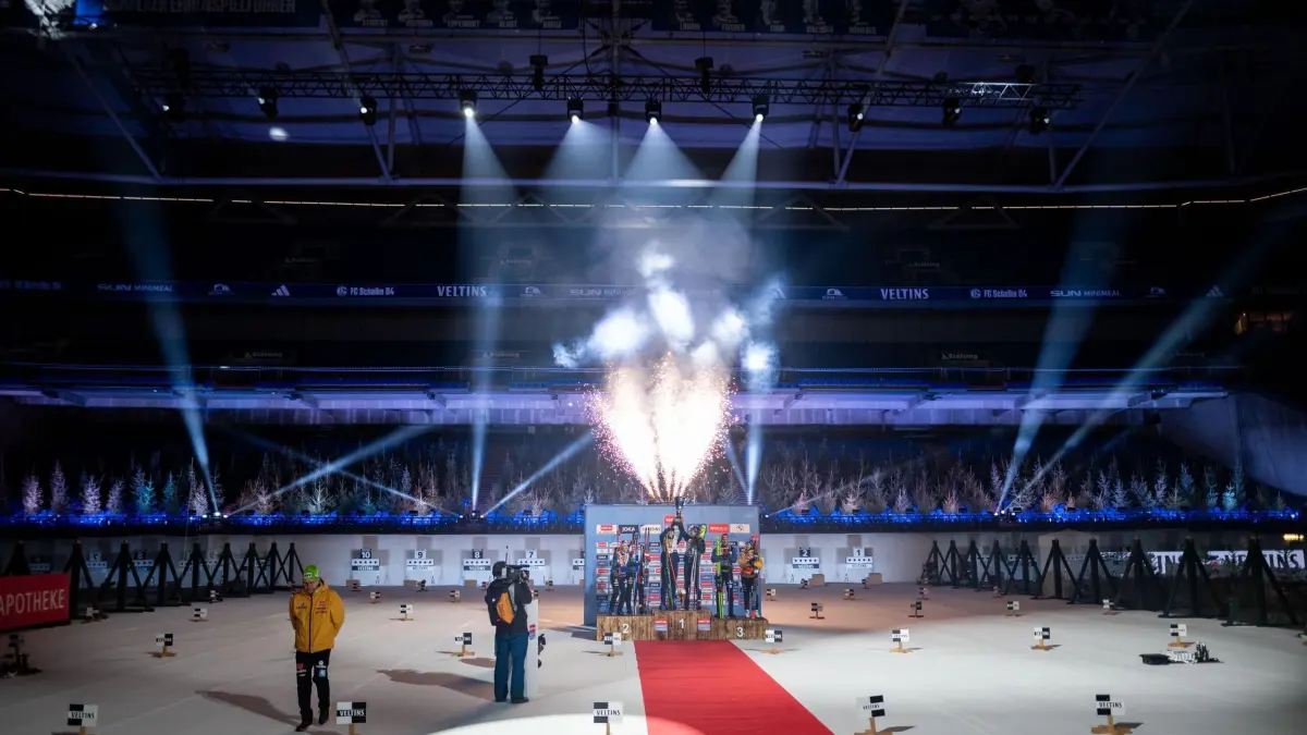 Teamevent „Biathlon auf Schalke“: 28.12.2024, Nordrhein-Westfalen, Gelsenkirchen: Wintersport: Biathlon, World Team Challenge, „Biathlon auf Schalke“, Siegerehrung, Veltins-Arena: Deutschlands Anna Weidel, Deutschlands Justus Strelow, Norwegens Sturla Holm Lægreid, Norwegens Karoline Offigstad Knotten, Deutschlands Philipp Nawrath und Deutschlands Franziska Preuß (l-r) stehen auf dem Podest. Foto: Fabian Strauch/dpa +++ dpa-Bildfunk +++