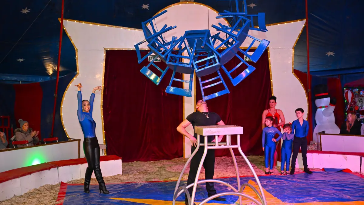 Höhepunkt der Show von Manolito Quaiser was der Balancieract mit acht Stühlen auf dem Kinn. Die Zuschauer staunten.