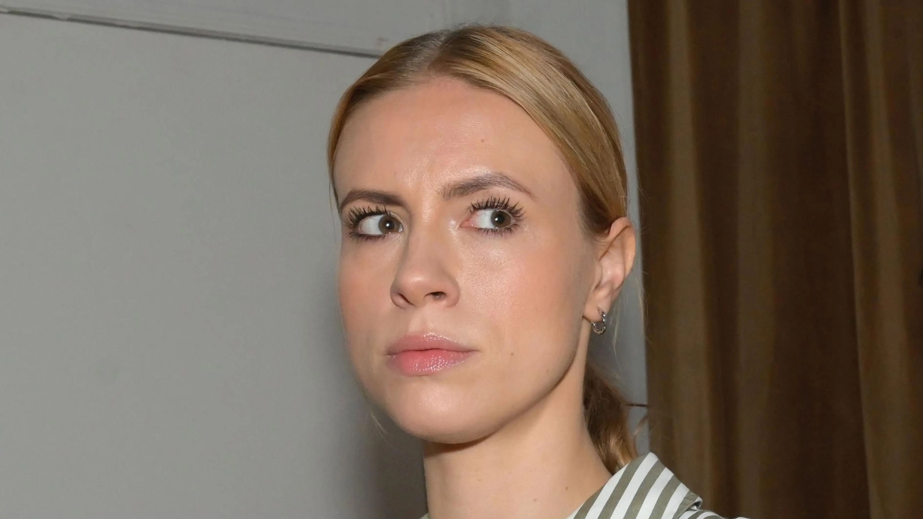 Zoe (Lara Dandelion Seibert) hat es auf die Bank von Jo Gerner abgesehen.