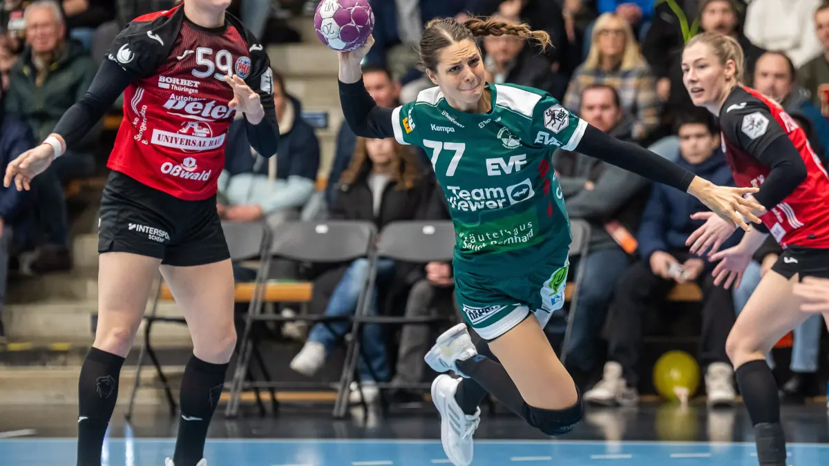 Frisch Auf Goeppingen vs. Thueringer HC, Handball, 1. Bundesliga, Spielzeit 2024/2025, 30.12.2024: Carmen Moser (Frisch Auf Frauen, #77) setzt sich gegen Csenge Kuczora (Thueringer HC, #59) durch, Frisch Auf Goeppingen vs. Thueringer HC, Handball, 1. Bundesliga, Spielzeit 2024/2025, 30.12.2024
Foto: EIBNER/Michael Schmidt