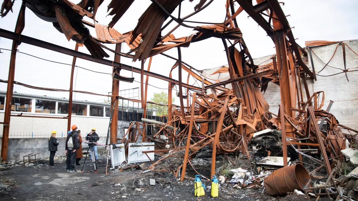 Die Eishalle im Zentrum ist nach dem verheerenden Brand komplett zerstört.