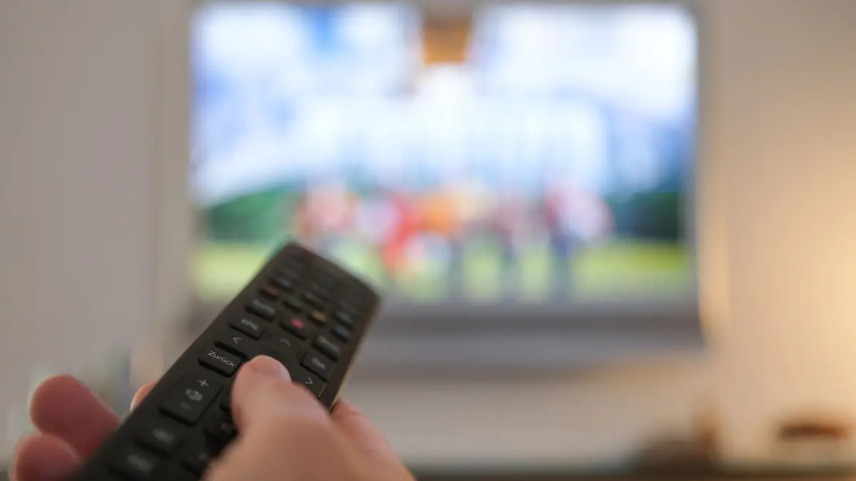 Umfrage: Viele Kabelfernsehen-Nutzer haben keinen neuen Vertrag: ARCHIV - 01.06.2024, Baden-Württemberg, Stuttgart: Eine Hand bedient eine Fernbedienung für ein TV-Gerät. (zu dpa: «ZDF zum 13. Mal in Folge Quotensieger des Jahres») Foto: Bernd Weißbrod/dpa +++ dpa-Bildfunk +++
