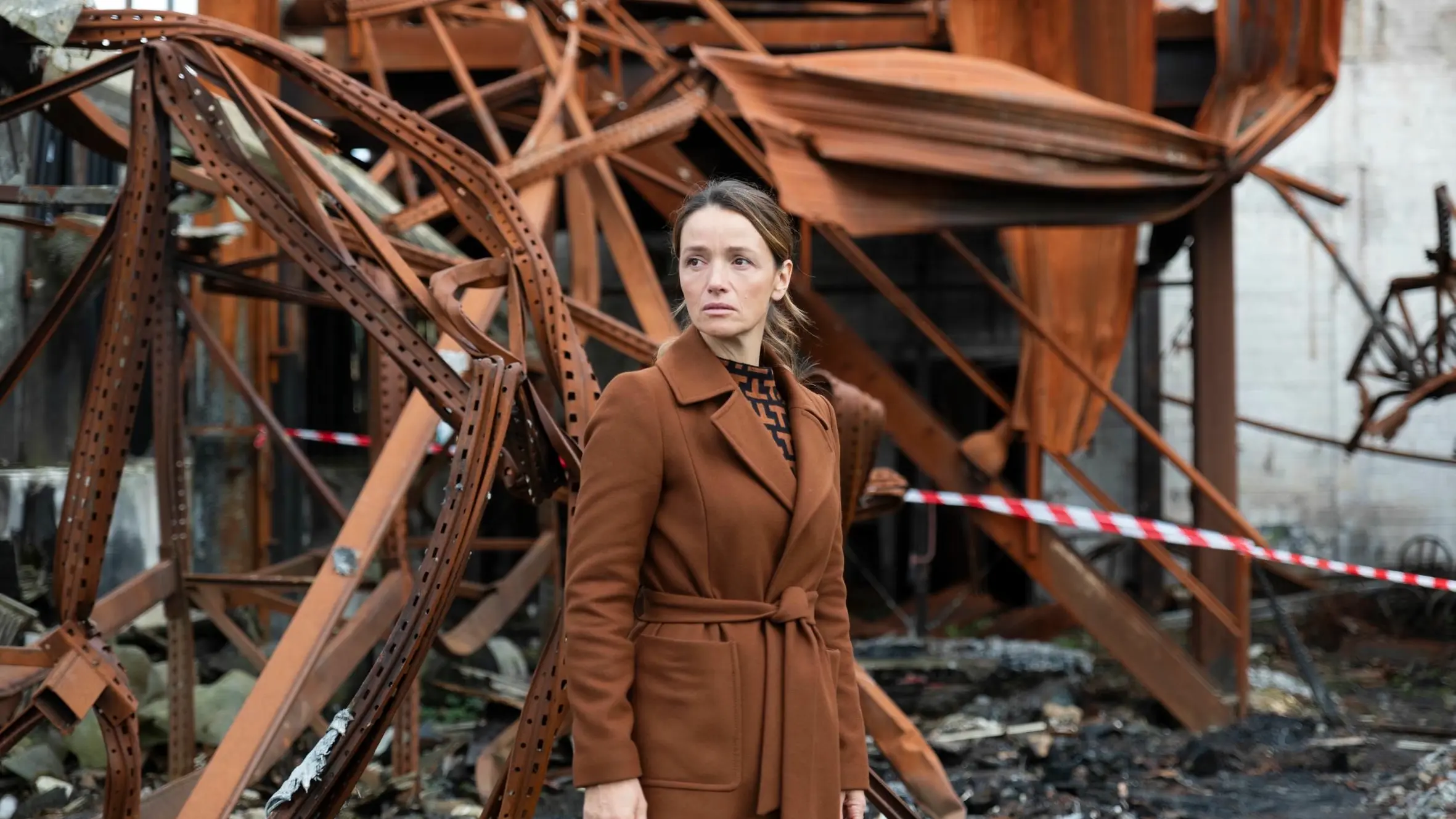 Jenny (Kaja Schmidt-Tychsen) hat den Brand in der Eishalle verursacht.