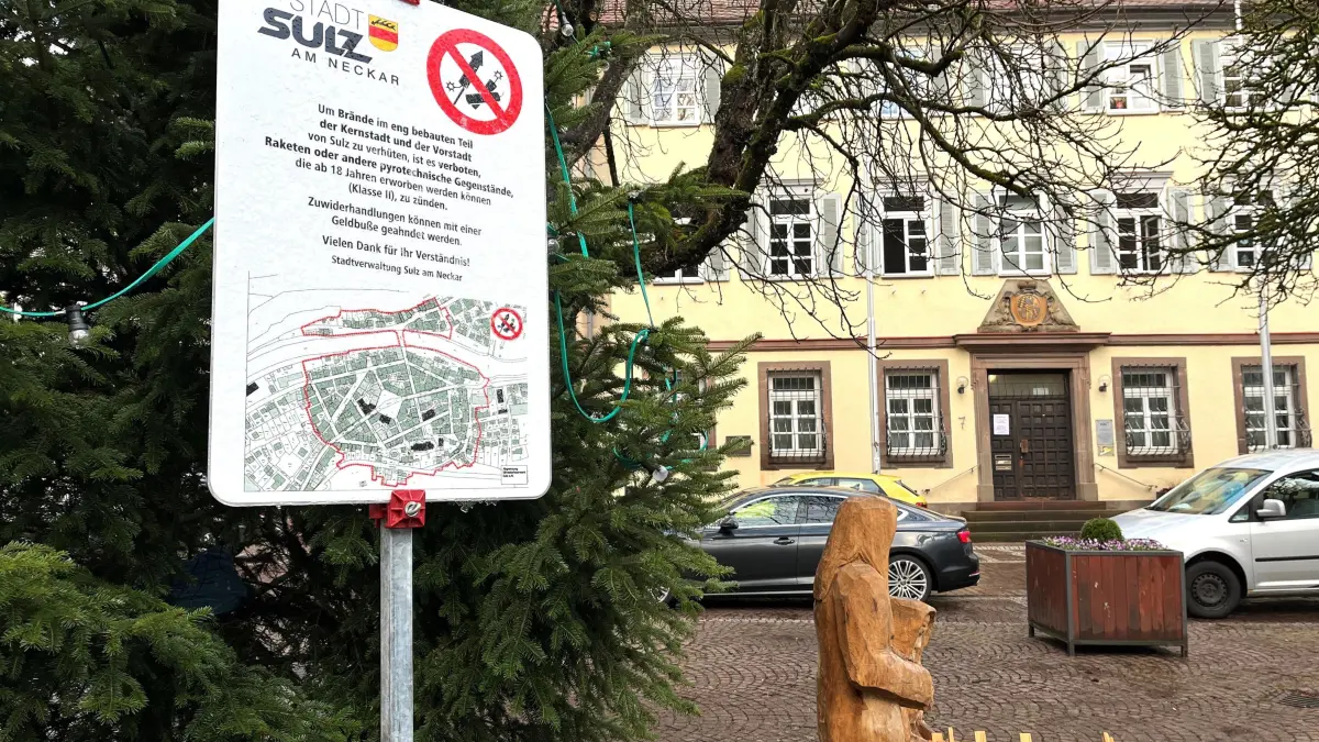 Schilder, wie dieses hier am Sulzer Marktplatz, weisen auf die Feuerwerkskörper-Verbotszonen hin.