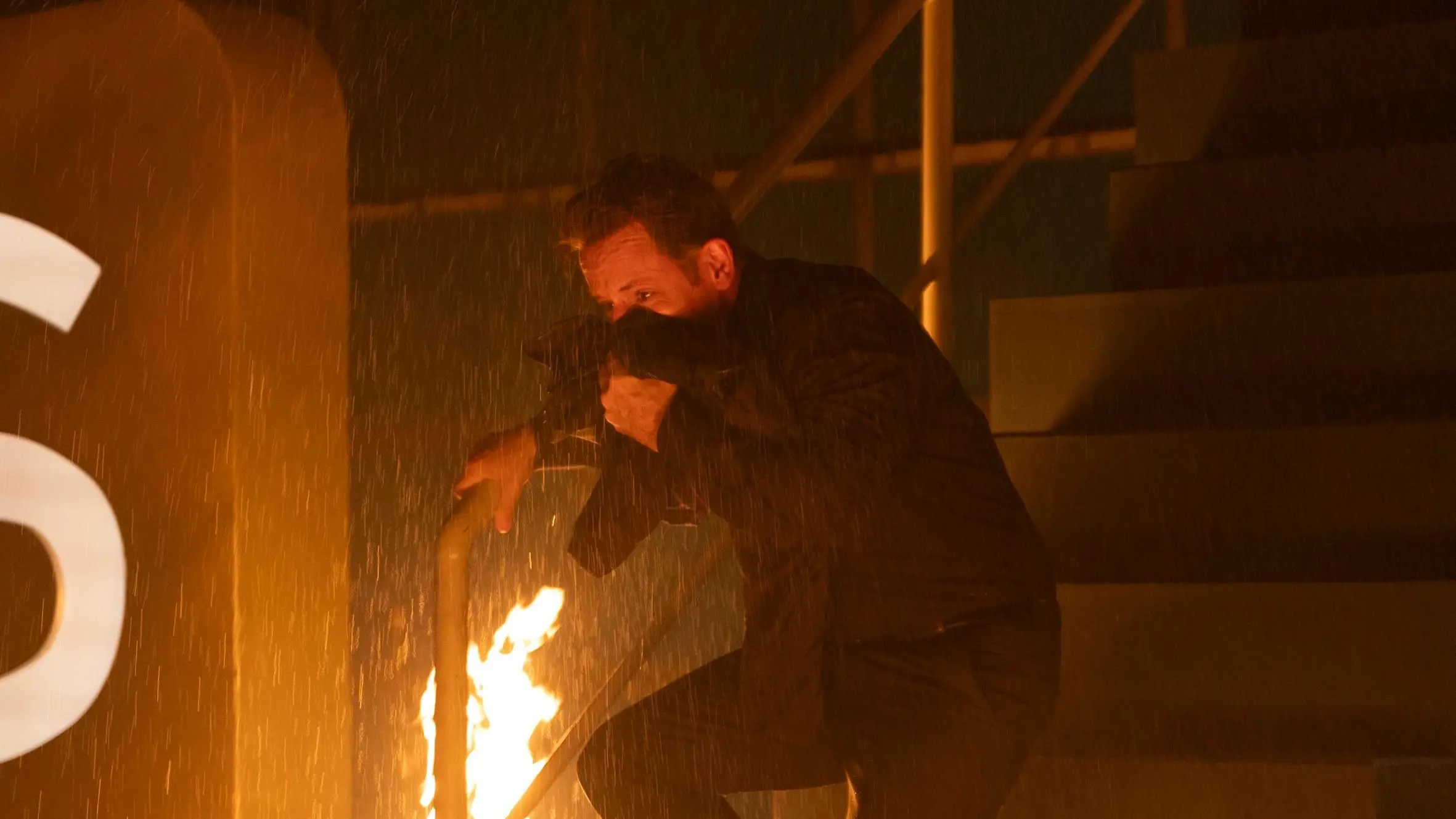 Justus (Matthias Brüggenolte) wird beim Brand im Zentrum schwer verletzt.