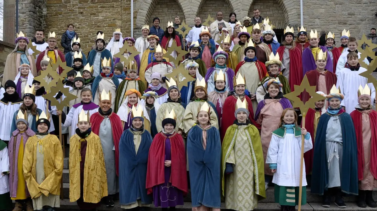 Das Foto zeigt die Sternsinger der vergangenen Aktion und die Ministranten beim kuvertieren der Segensbriefe.