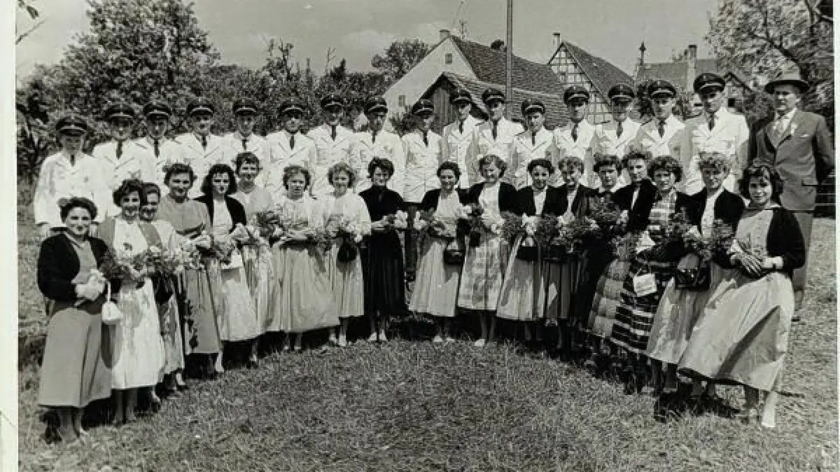 1959, zum 25-jährigen Jubiläum des Musikvereins Wachendorf, trugen die Musiker extra fürs Fest angefertigte Uniformen, sowie die traditionellen Mützen des alten Schützenvereins. Jeder Musiker hatte beim Einlauf ins Festzelt mindestens eine Festdame am Arm. Alle Mädchen stammten aus Wachendorf. Oben rechts: Bürgermeister Anton Faiß. Foto: Privat (Archiv)