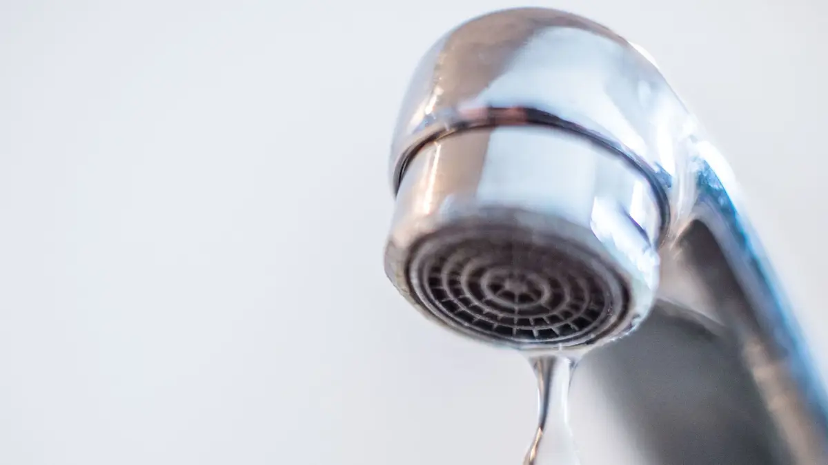ARCHIV - 27.03.2018, Bayern, München: Wasser läuft aus einem Wasserhahn. (zu dpa: «Wasser in Teilen Berlins ausgefallen») Foto: Lino Mirgeler/dpa +++ dpa-Bildfunk +++