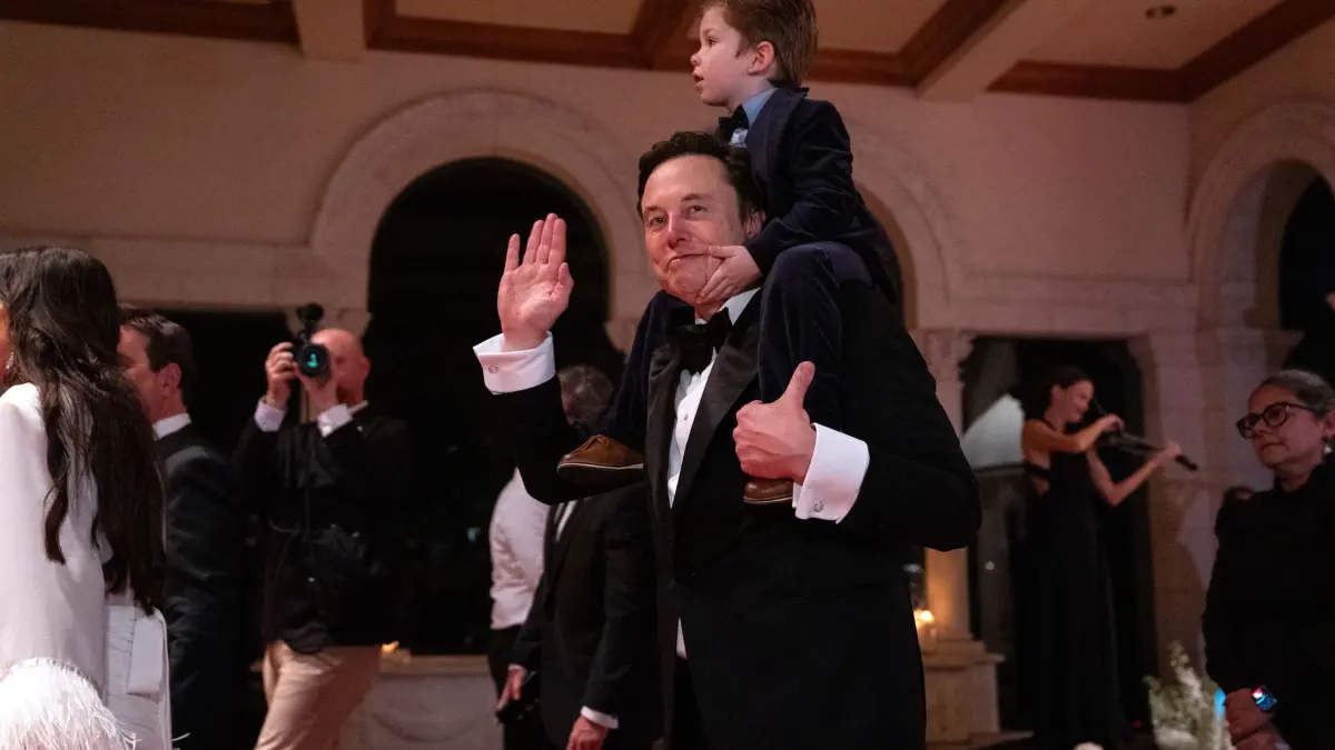 Silvester - Trump Silvesterparty: 31.12.2024, USA, Palm Beach: Elon Musk und sein Sohn X AE A-Xii kommen zu einer Silvesterparty des designierten US-Präsidenten Trump in Mar-a-Lago. Foto: Evan Vucci/AP/dpa +++ dpa-Bildfunk +++