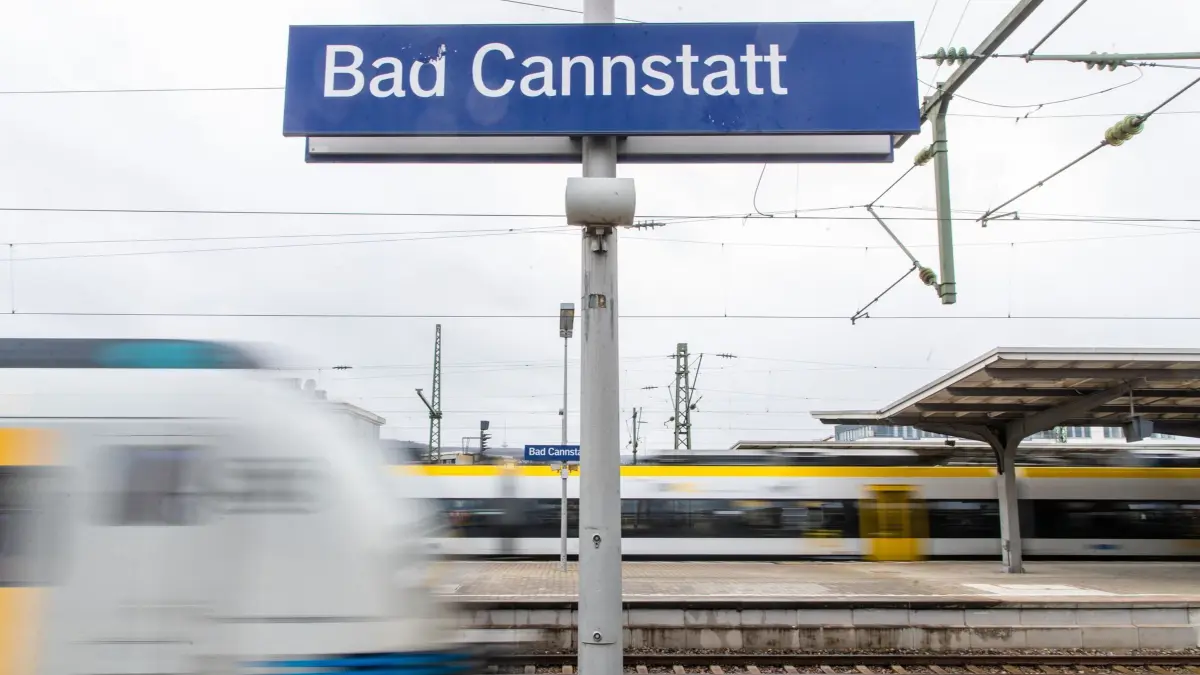 Umbau zum digitalen Bahnknoten bringt Streckensperrungen: ARCHIV - 10.03.2023, Baden-Württemberg, Stutttgart: Eine S-Bahn und ein Regionalzug fahren in den Bahnhof von Stuttgart-Bad Cannstatt ein. Wegen Kabelbauarbeiten für den digitalen Bahnknoten in Stuttgart müssen sich Fahrgäste der Deutschen Bahn ab Mitte April auf massive Einschränkungen einstellen. (zu dpa: «Bahnfahrer müssen auf Busse umsteigen») Foto: Christoph Schmidt/dpa +++ dpa-Bildfunk +++