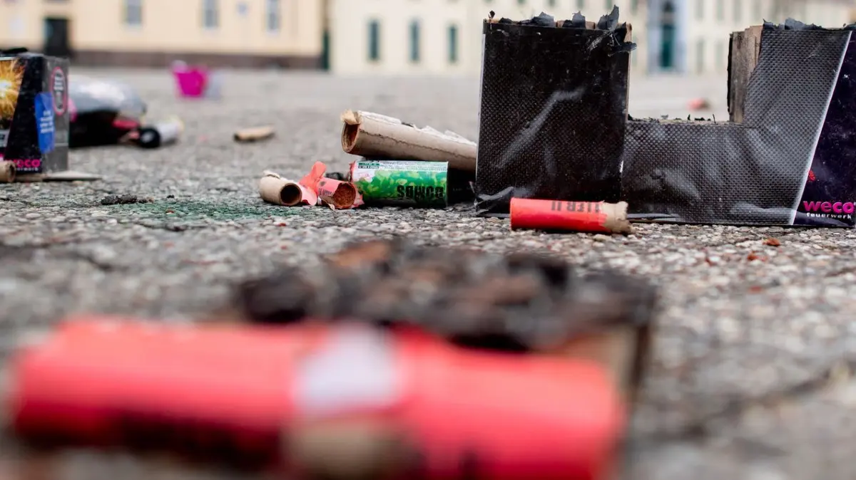 Neujahr - Aufräumarbeiten in Oldenburg: 01.01.2025, Niedersachsen, Oldenburg: Reste von Feuerwerk aus der Silvesternacht liegt auf dem Pferdemarkt im Stadtzentrum. Die Stadtreinigung der Stadt Oldenburg befreit am Neujahrsmorgen Straßen, Wege und Plätze von Abfällen aus der Silvesternacht. Foto: Hauke-Christian Dittrich/dpa +++ dpa-Bildfunk +++