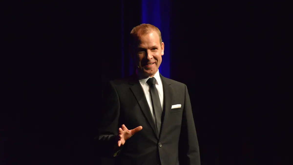 Helge Thun erzählt von seinen Anfängen als Zauberkünstler und Komiker