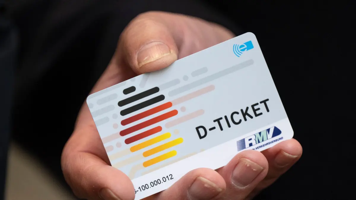 Deutschlandticket: ARCHIV - 03.04.2023, Hessen, Frankfurt/Main: Eine Hand hält ein Deutschlandticket. (zu dpa: «Einzelfahrt für 3,80 Euro - Bus und Bahn werden teurer») Foto: Boris Roessler/dpa +++ dpa-Bildfunk +++