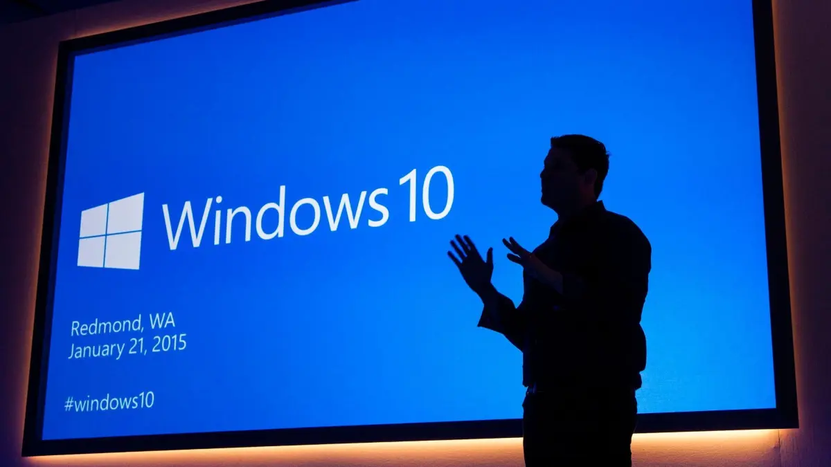 Microsoft Windows 10: ARCHIV - 20.01.2015, USA, Redmond: Microsoft Executive Vice President Terry Myerson präsentiert im Januar 2015 das damals noch taufrische Windows 10. (zu dpa: «Windows 10: Millionen PCs in Deutschland benötigen Update») Foto: Microsoft / Handout/dpa +++ dpa-Bildfunk +++