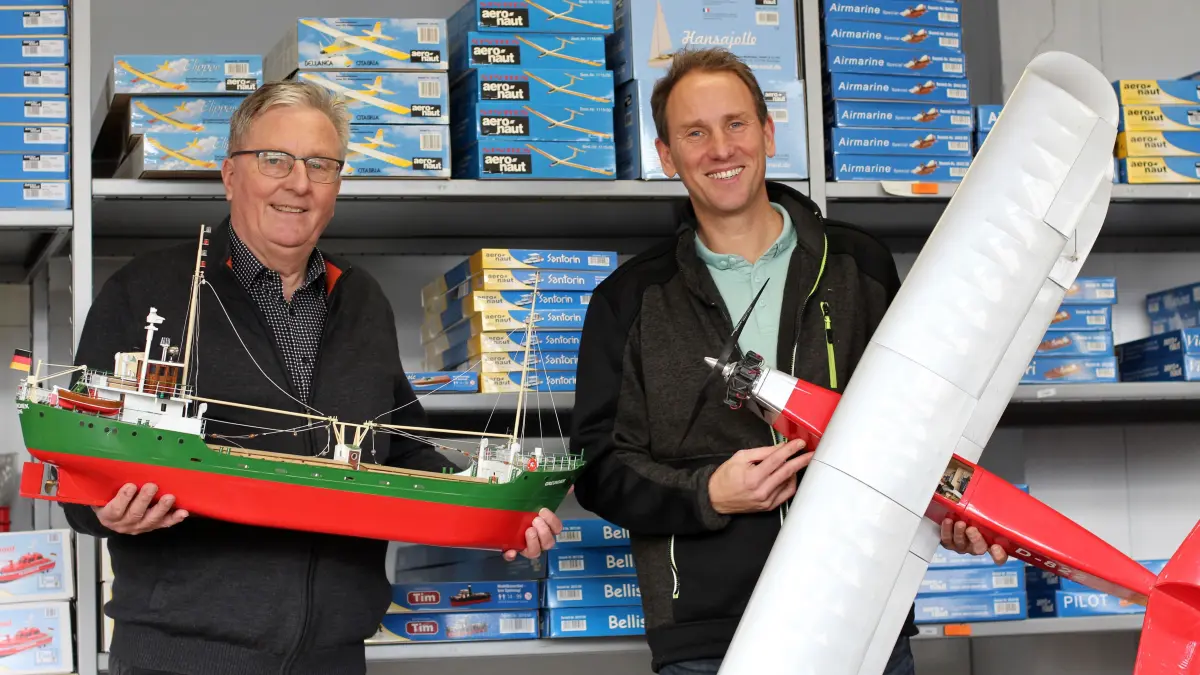 Führende deutsche Modellbaufirma Aero-Naut in Reutlingen: (von links) Walter Rechthaler und Geschäftsführer Tobias Rechthaler.