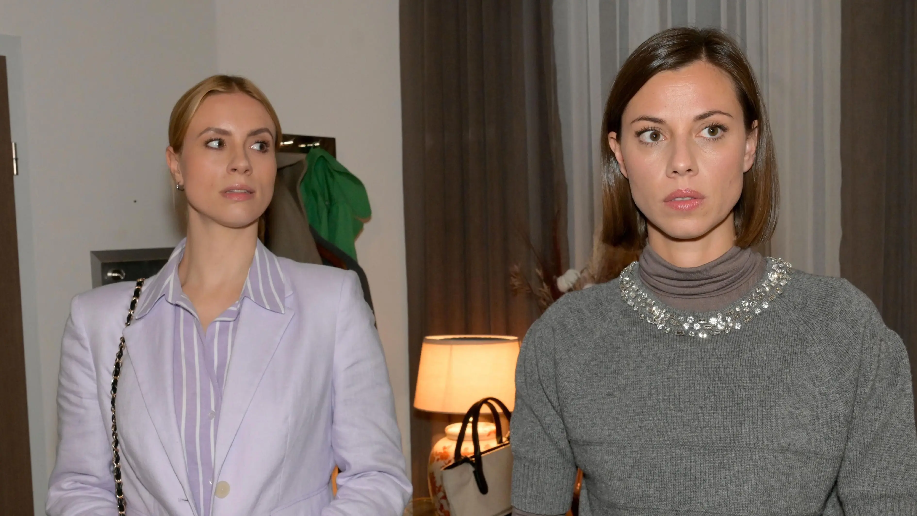 Zoe (Lara Dandelion Seibert) überrascht Matilda (Anna-Katharina Fecher) mit ihrem teuflischen Plan.