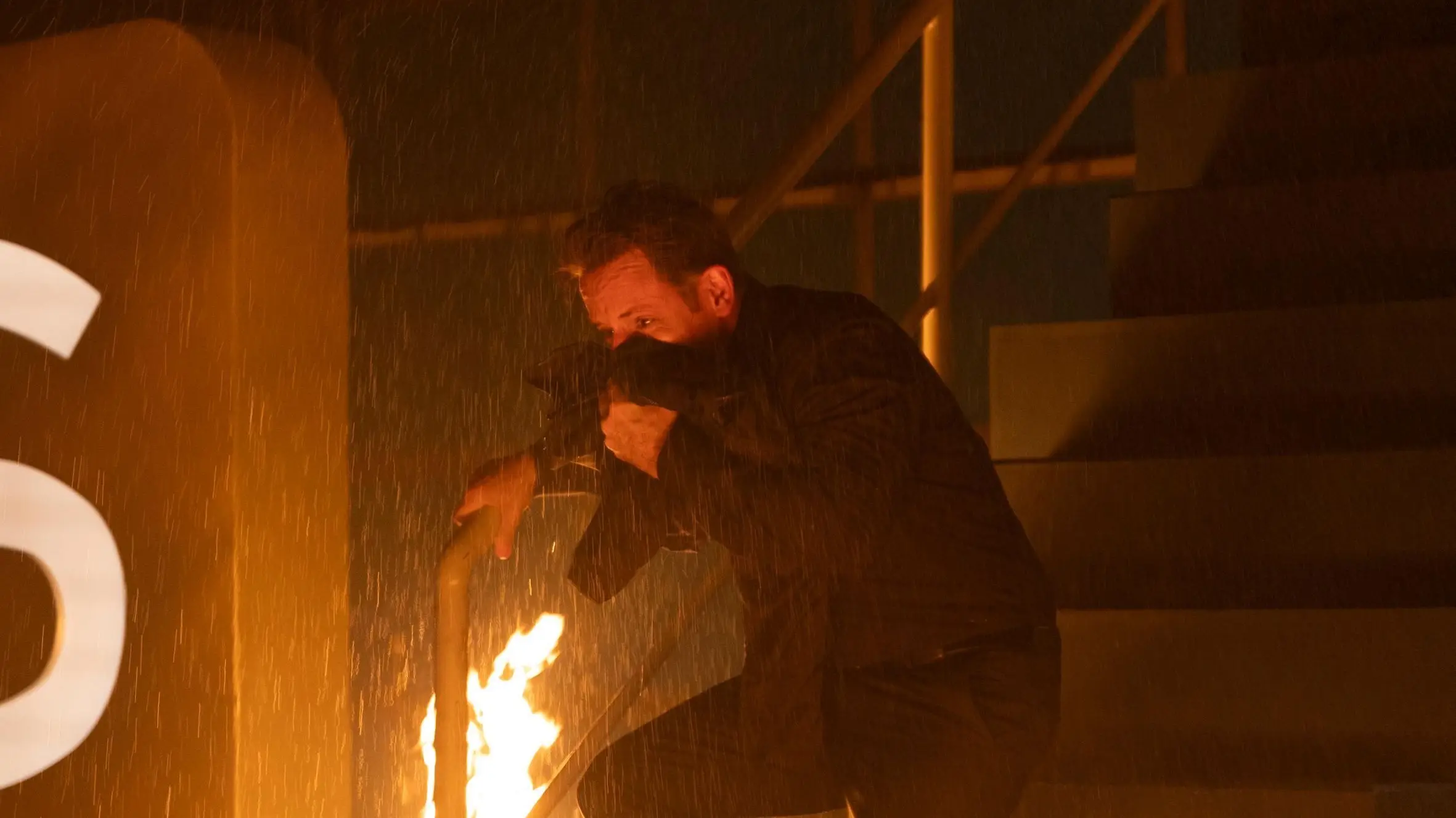 Justus (Matthias Brüggenolte) wird beim Brand im Zentrum schwerverletzt.