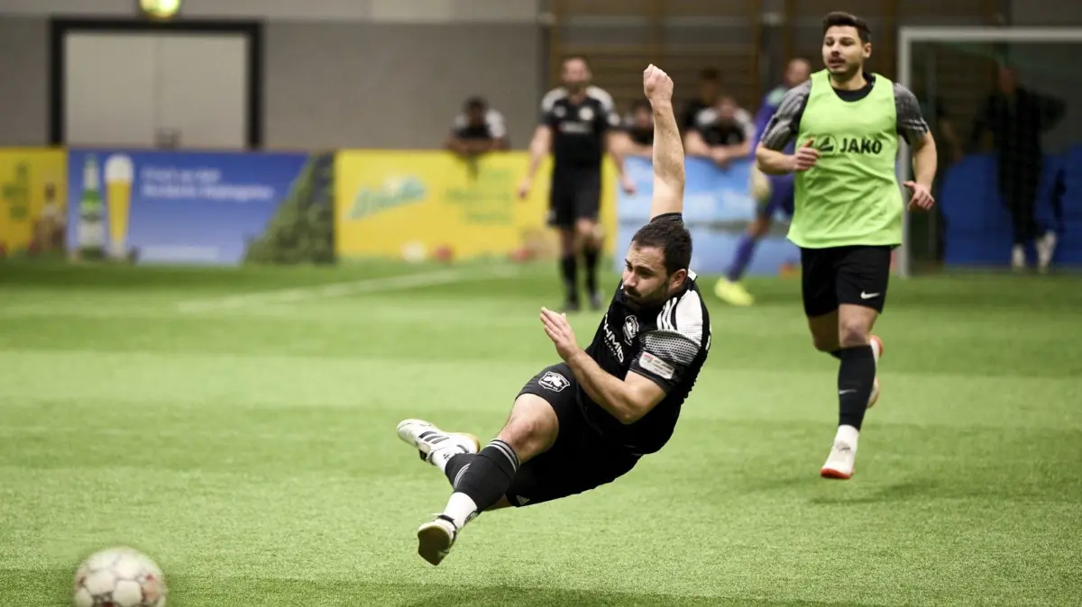 Spektakulärer Schuss von Salzstettens Leandro Paixao im Spiel gegen den SV Eutingen. Kai Sieb (hinten) kann nur zuschauen. Die Sportfreunde gewannen das Bezirksligaduell mit 3:1.