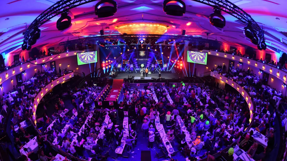 Bei der „Promi-Darts-WM“ auf ProSieben traten deutsche Stars im Team mit bekannten Darts-Profis an.