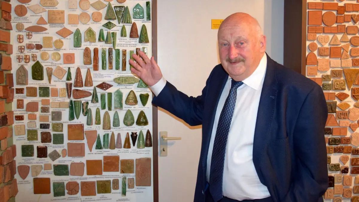 Horst Bäuerle im Jahr vor seiner Sammlung von Grenzsteinzeugen im Keller seines Hauses.