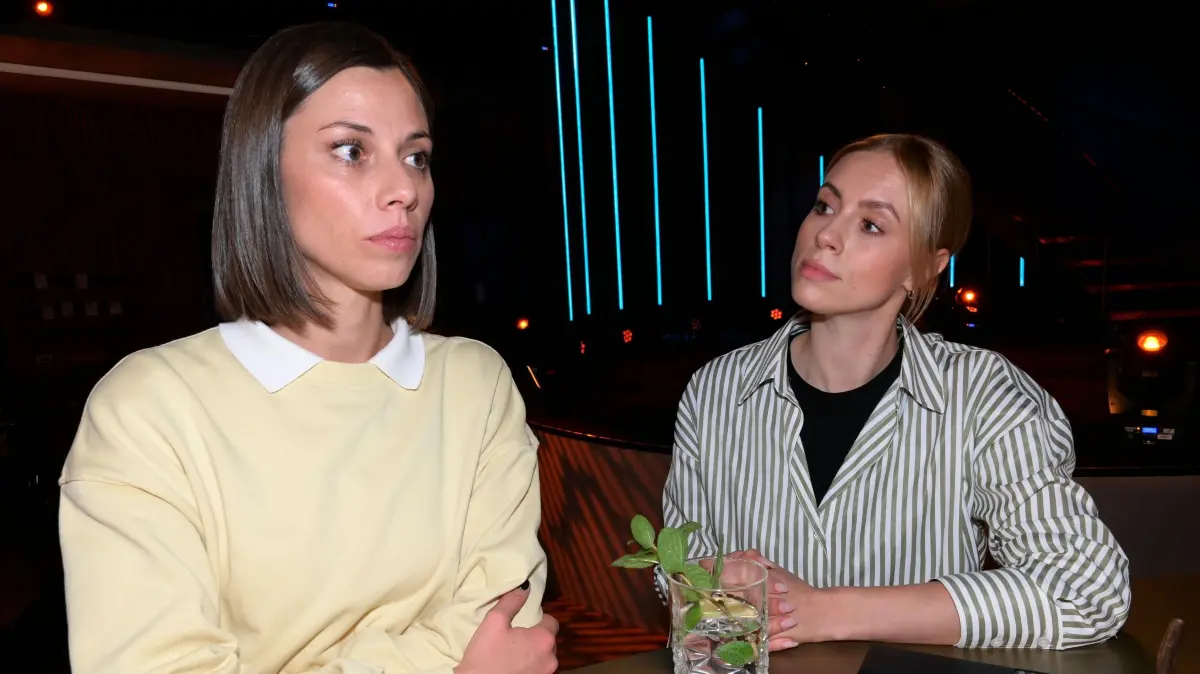 Matilda (Anna-Katharina Fecher, l.) sucht ausgerechnet bei Zoe (Lara Dandelion Seibert).