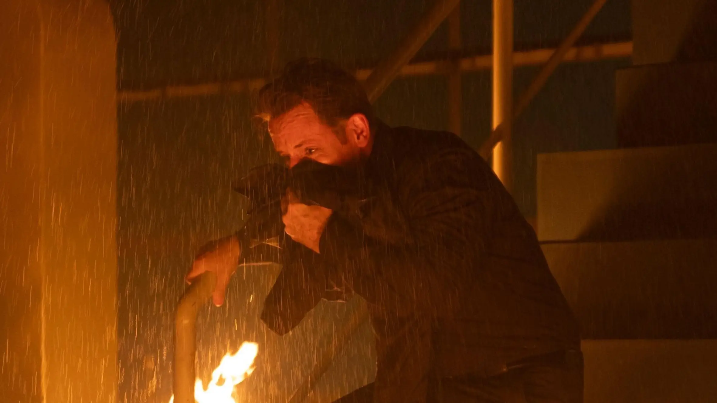 Justus (Matthias Brüggenolte) kommt nach einem Brand im Zentrum ums Leben.