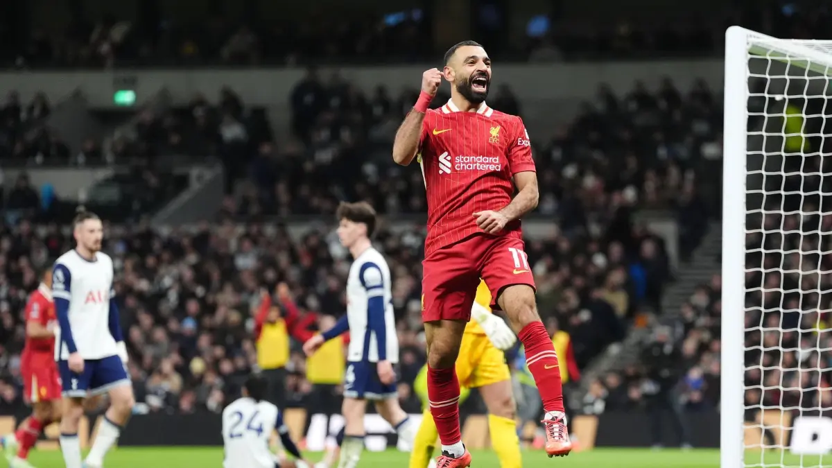 Mohamed Salah: ARCHIV - 22.12.2024, Großbritannien, London: Fußball: Premier League, England, Tottenham Hotspur - FC Liverpool, 17. Spieltag, Liverpools Mohamed Salah feiert den fünften Treffer seiner Mannschaft. (zu dpa: «Salah geht von Abschied in Liverpool aus: «Kein Fortschritt»») Foto: Adam Davy/PA Wire/dpa +++ dpa-Bildfunk +++