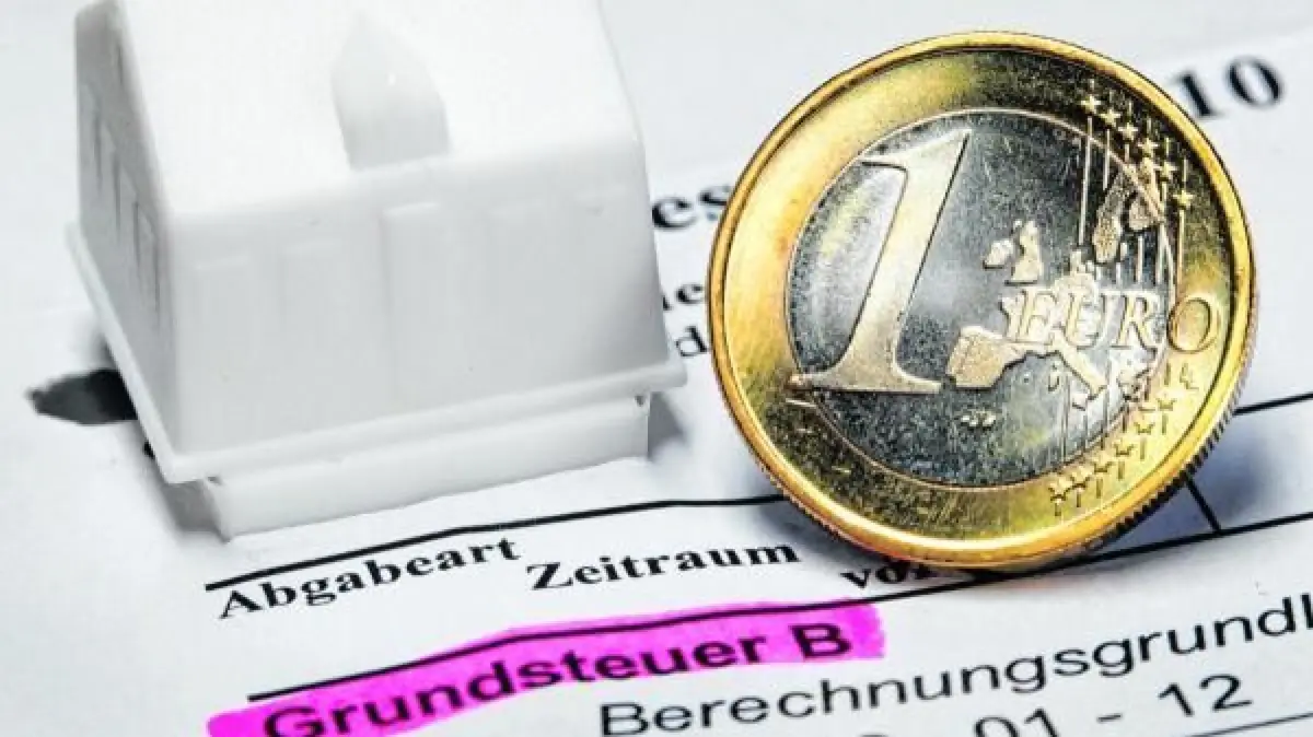 Nach einem Urteil des Bundesverfassungsgericht mussten die Bemessungsgrundlagen für die Grundsteuer B neu festgesetzt werden. Der damalige Bundesfinanzminister Olaf Scholz hatte versprochen, dass es für die Leute dadurch nicht teurer werden solle.