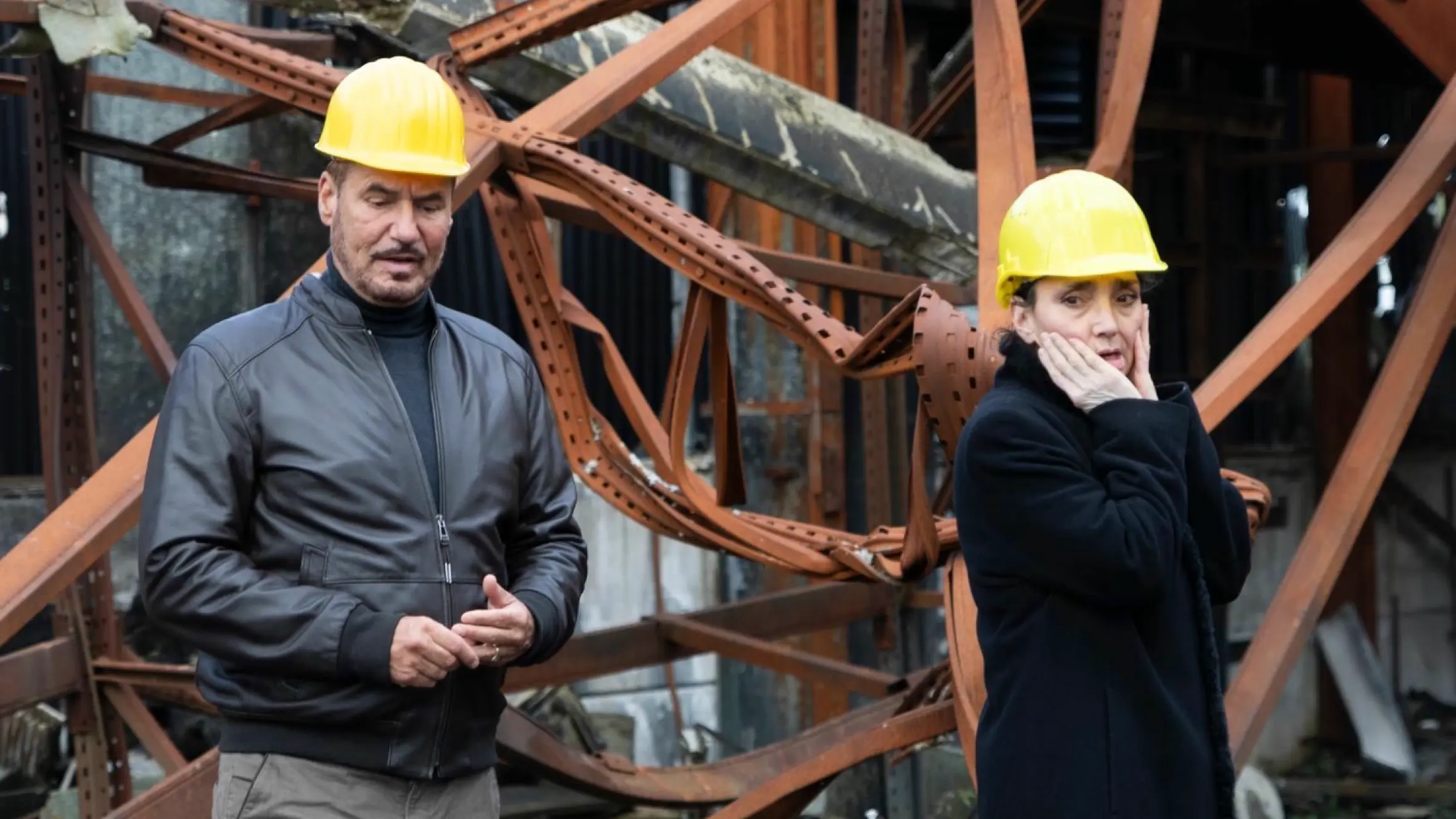 Richard (Silvan-Pierre Leirich) und seine Frau Simone (Tatjana Clasing) steht vor den Trümmern ihrer Existenz.