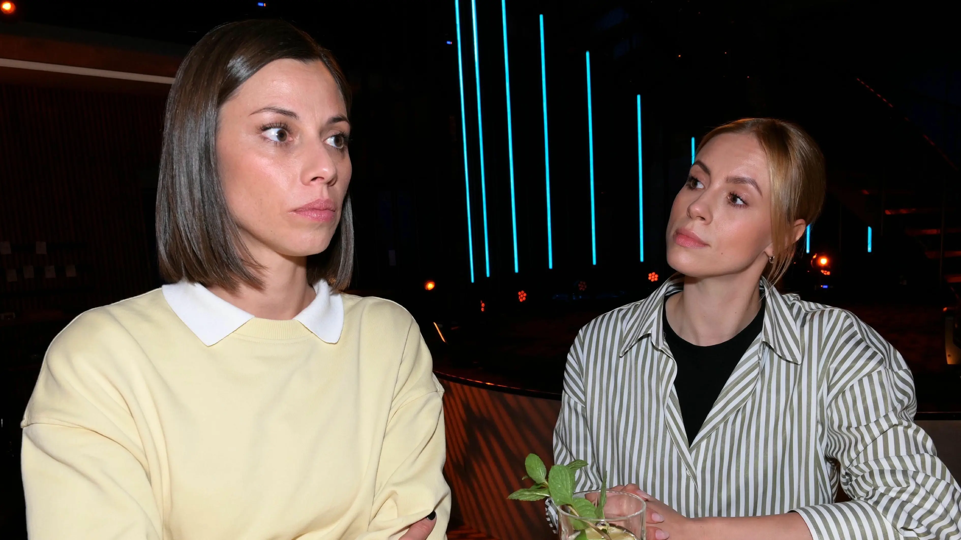 Matilda (Anna-Katharina Fecher, l.) und Zoe (Lara Dandelion Seibert) haben einen teuflischen Plan.