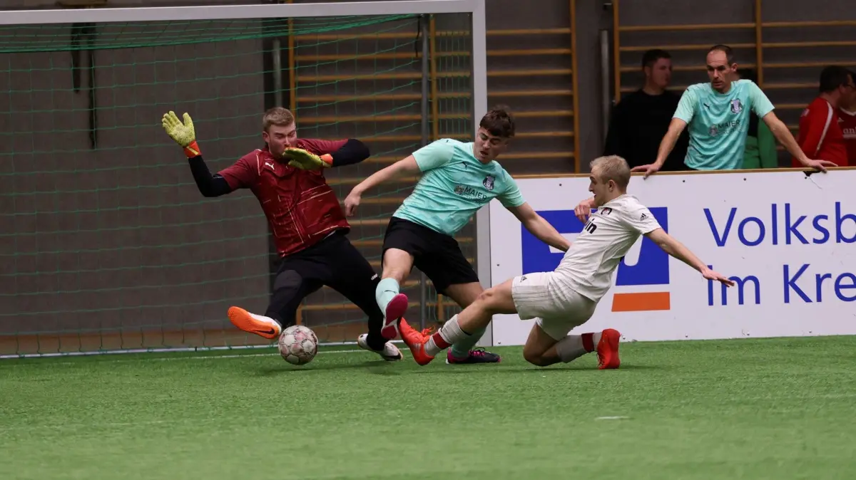 Packende Torraumszene: Benjamin Ehnis (rechts, FC Horb) zieht ab. Torwart Oliver Illhardt und Philipp Franz (SGM Dettlingen-Bittelbronn/ Dießen können gemeinsam einen Gegentreffer verhindern.