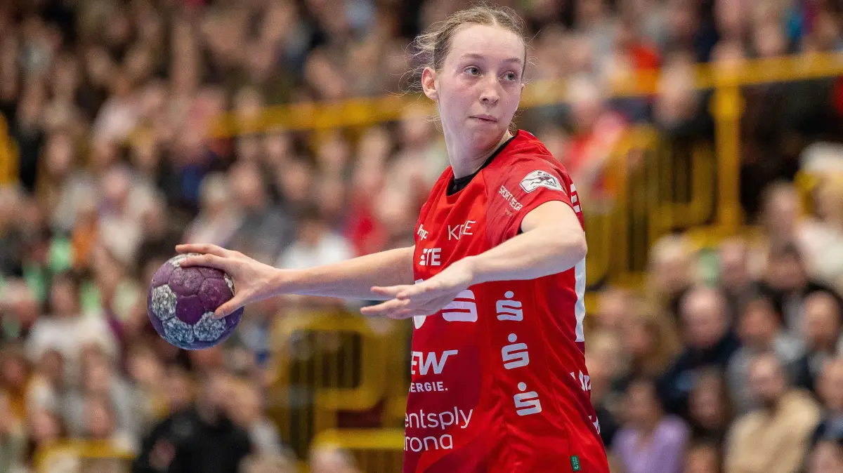 HSG Bensheim/Auerbach vs. TuS Metzingen, Handball, Frauen Bundesliga, 11. Spieltag, Saison 2024/2025, 04.01.2025, Foto: Eibner-Pressefoto/Lena und Christina Wessely: Matilda Ehlert (HSG Bensheim/Auerbach, #10), Wurf, Tunnel,
HSG Bensheim/Auerbach vs. TuS Metzingen, Handball, Frauen Bundesliga, 11. Spieltag, Saison 2024/2025, 04.01.2025,
Foto: Eibner-Pressefoto/Lena und Christina Wessely