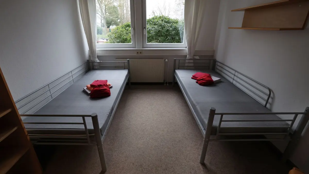 Unterkunft für geflüchtete Menschen: ARCHIV - 12.03.2024, Mecklenburg-Vorpommern, Rostock: Blick in eine Gemeinschaftsunterkunft für geflüchtete Menschen. (zu dpa: «Weniger Flüchtlinge - Aufnahme bleibt dennoch schwierig») Foto: Bernd Wüstneck/dpa +++ dpa-Bildfunk +++