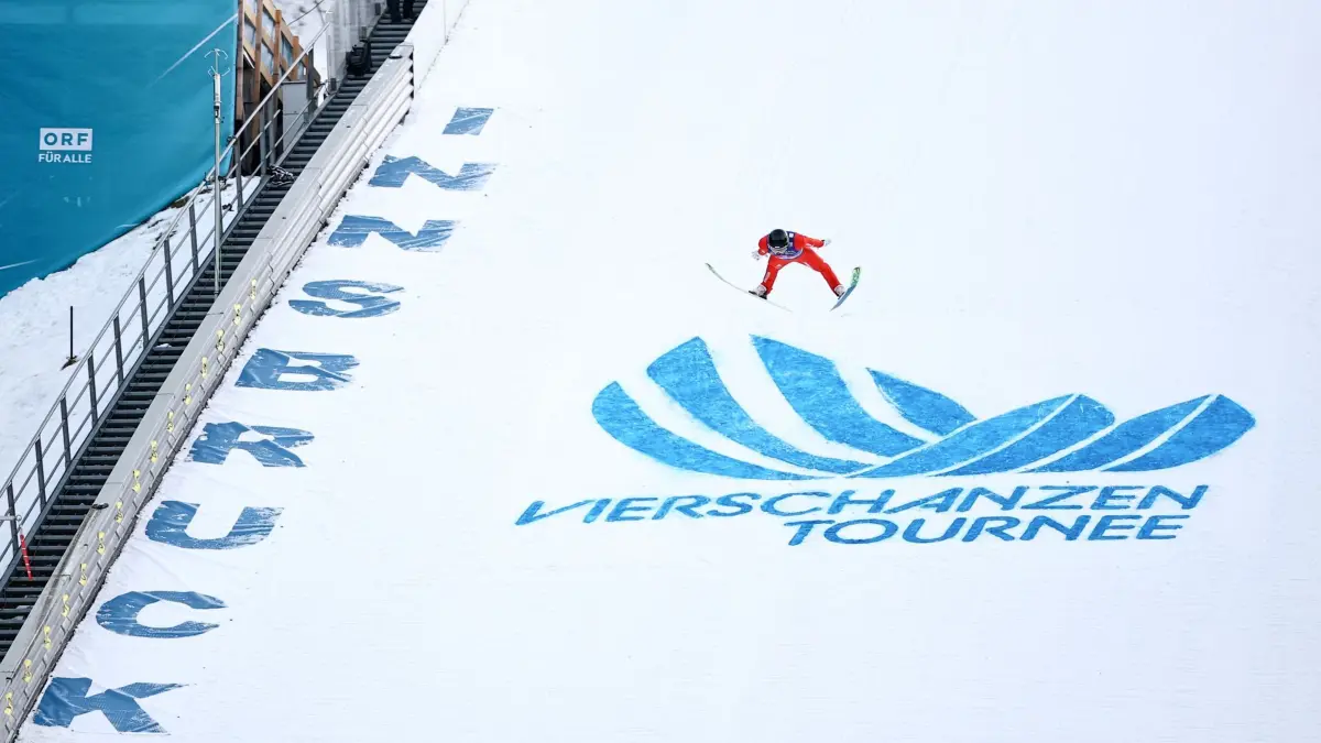 Ski nordisch/Skispringen: Weltcup, Vierschanzentournee: 04.01.2025, Österreich, Innsbruck: Ski nordisch/Skispringen: Weltcup, Vierschanzentournee: Großschanze, Herren, 2. Durchgang. Gregor Deschwanden aus der Schweiz in Aktion. Foto: Daniel Karmann/dpa +++ dpa-Bildfunk +++
