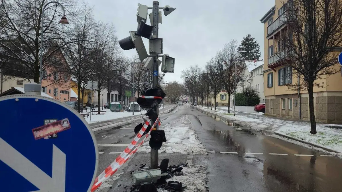 Komplett zerstörte Ampel in der Tübinger Kelternstraße.