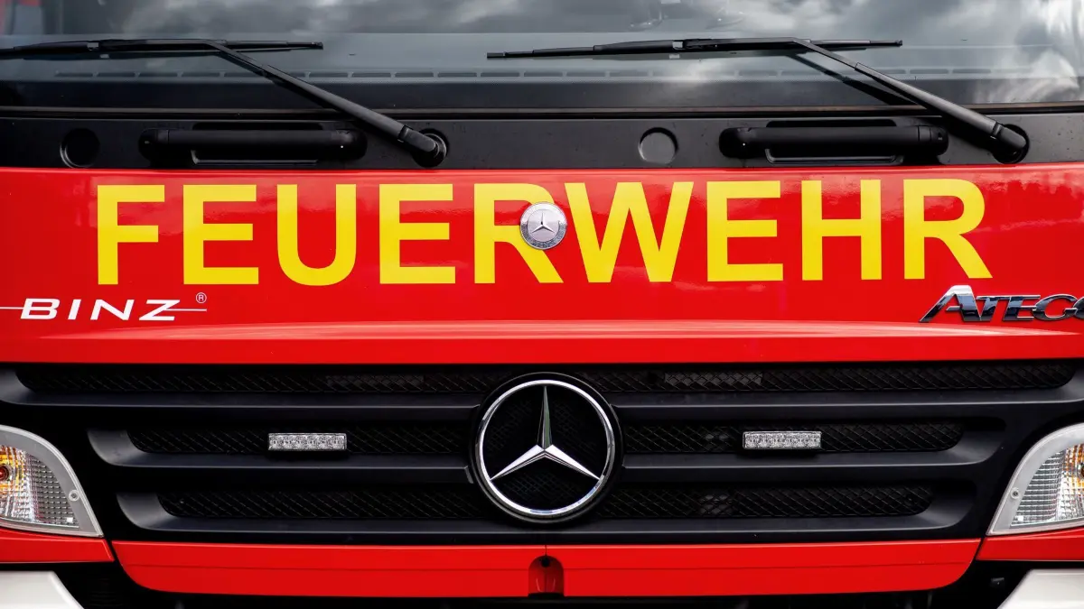 Feuerwehr: ARCHIV - 24.03.2023, Niedersachsen, Bad Zwischenahn: Ein Einsatzfahrzeug der Feuerwehr steht auf einem Parkplatz. (zu dpa: «Feuer zerstört Scheune - rund 350. 000 Euro Schaden») Foto: Hauke-Christian Dittrich/dpa +++ dpa-Bildfunk +++