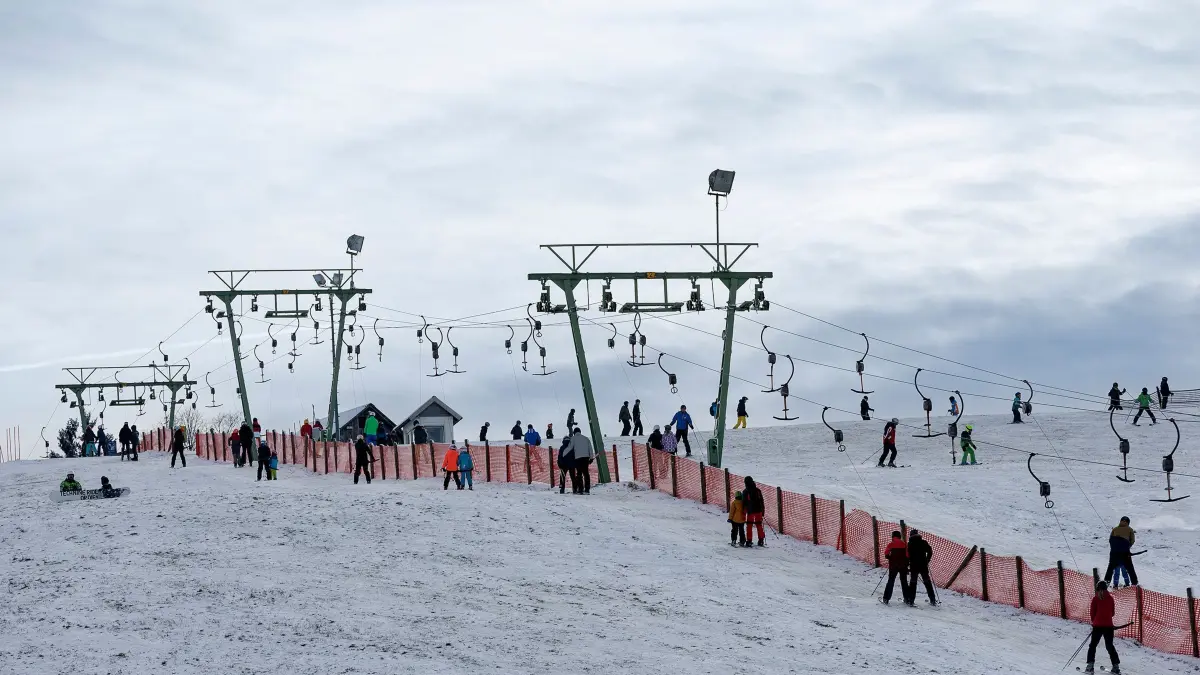 Ski- und Snowbordvergnügen, nach erneutem Wintereinbruch, auf der Schwäbischen Alb.: Deutschland, Baden-Württemberg, Treffelhausen. Hier die Skilifte Treffelhausen. Nach den ersten relevanten Schneefällen in diesem Jahr zog es heute tausende Wintersportler, bei herrlichem Kaiserwetter in die Natur. So auch hier, in Treffelhausen auf der Schwäbischen Alb bei den Skiliften Treffelhausen. Bei durchweg guten Wintersportbedingungen erfreuten sich die Skifahrer und Snowboardfahrer an ihrem Wintersport. War einer der gefragten Parkplätze gefunden, das Sportgerät ausgepackt und der Helm angezogen stand dem Vergnügen in der weißen Pracht nichts mehr im Wege und es hieß dann: Sonne, Ski und leider auch Schlange stehen.