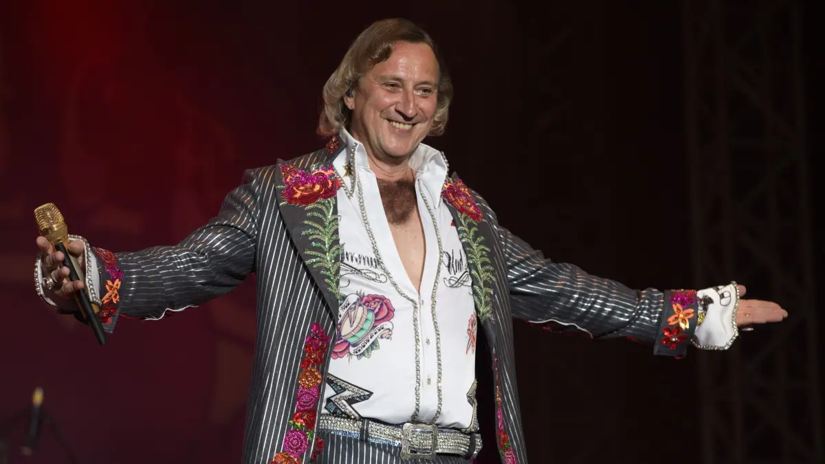 Schlagersänger Dieter Thomas Kuhn: HANDOUT - 05.07.2023, Baden-Württemberg, Stuttgart: Das undatierte Handout zeigt Schlagersänger Dieter Thomas Kuhn bei einem Auftritt. Er steht kurz vor einer Reihe weiterer Open Air-Konzerte. Zuletzt ist er auch auf dem Abi-Ball der Tochter aufgetreten (zu dpa: «Schlagerbarde Kuhn will noch möglichst lange auf der Bühne stehen») Foto: -/Dominic Pencz/dpa/dpa +++ dpa-Bildfunk +++