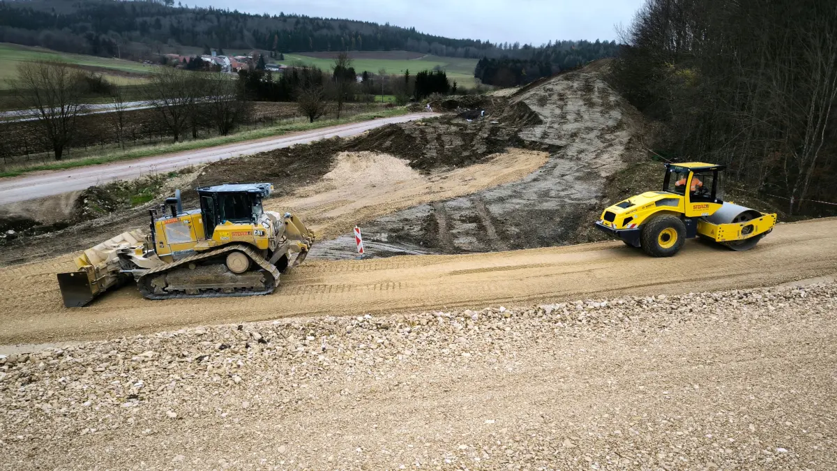 Die neue Deponie DK1 ist 250 Meter lang, 25 Meter breit und 6 Meter tief. Zahlreiche Baumaschinen sind im Einsatz.