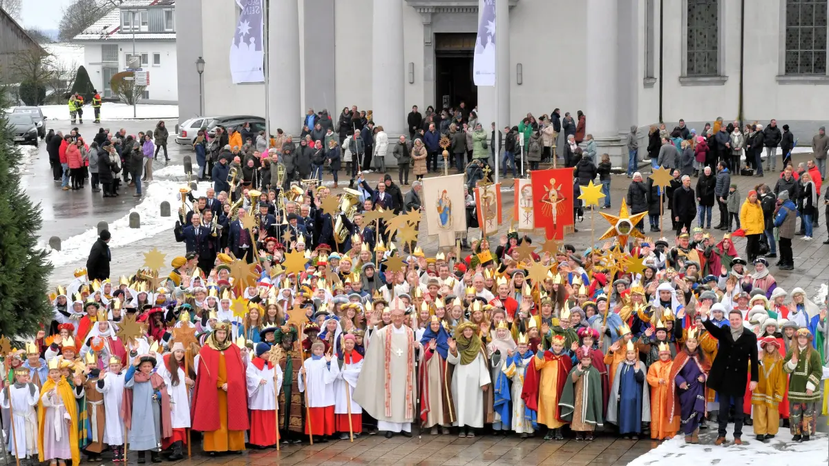 Bischof Klaus Krämer, weitere Geistliche, Helgfer sowie der Oberdischinger Bürgermeister Wolfgang Schmauder und mehrere hunderte Sternsinger präsentieren sich beim Gruppenfoto.