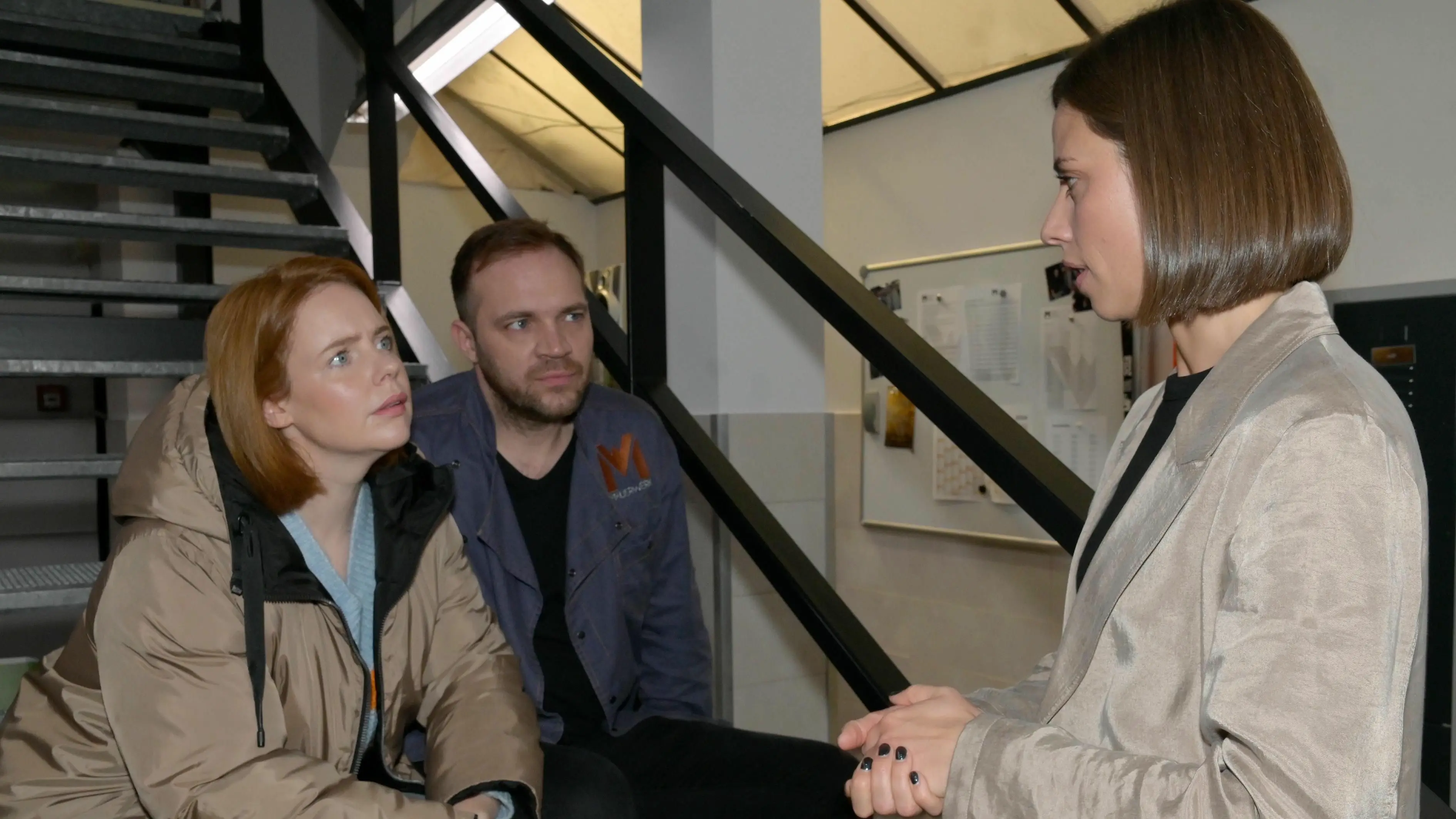 Toni (Olivia Marei, l.) ist überrascht, als Matilda (Anna-Katharina Fecher) das Verhalten von Erik (Patrick Heinrich) verteidigt.