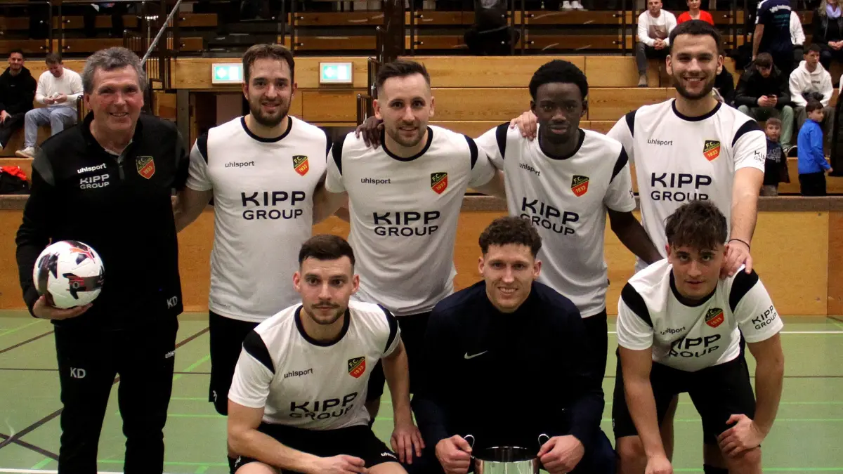 FC verteidigt erfolgreich seinen Titel in Nagold: (von links) Betreuer Kurt Dettinger, Niklas Schäuffele, Janik Michel, Andrew Addo, Vladan Djermanovic, vorne sind: Simon Bok, Keeper Lysander Skoda und Leonis Buzhala.