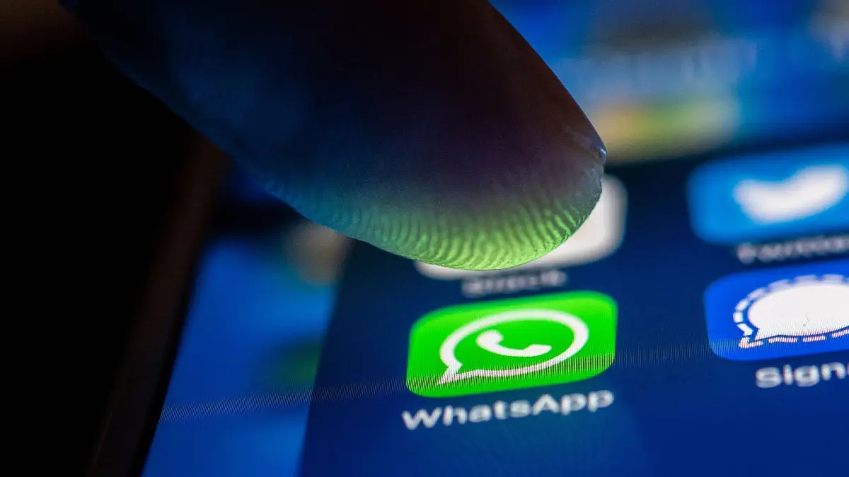 Ein Mann öffnet WhatsApp auf einem Smartphone: ILLUSTRATION - Betrüger versenden gefälschte WhatsApp-SMS mit Links zu Phishing-Seiten, über die sie unbemerkt Zugriff auf persönliche Daten und Konten erhalten. (zu dpa: «Whatsapp: Betrüger kapern Konten mit gefälschten SMS») Foto: Zacharie Scheurer/dpa-mag - Honorarfrei nur für Bezieher des Dienstes dpa-Magazin +++ dpa-Magazin +++