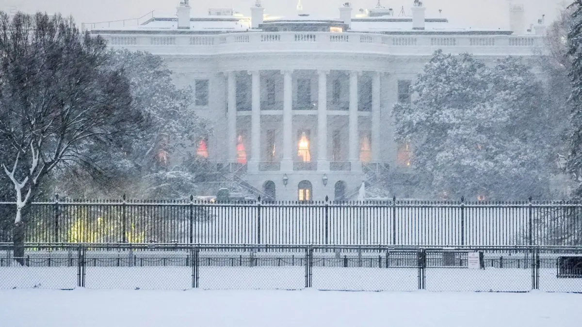 Wetter in den USA: 06.01.2025, USA, Washington: Das Weiße Haus während eines Schneesturms. Foto: Matt Rourke/AP/dpa +++ dpa-Bildfunk +++