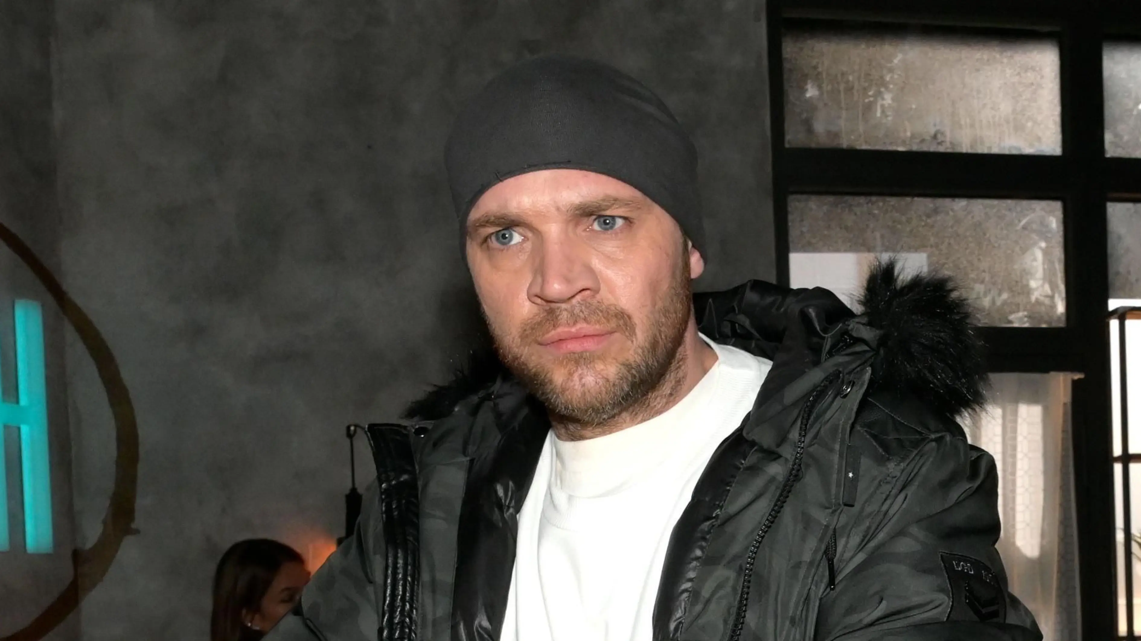 Erik (Patrick Heinrich) erfährt, dass er angezeigt worden ist.