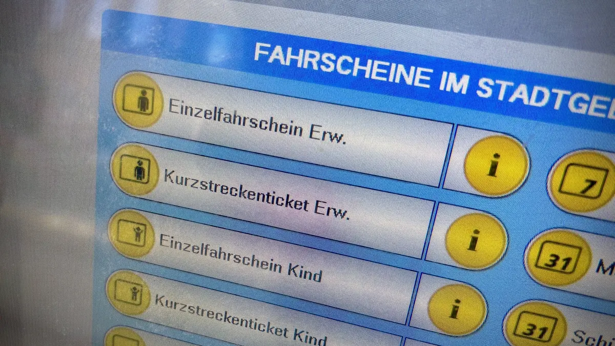 Am Fahrkartenautomaten kann man das Kurzstreckenticket kaufen. In den Apps nicht unbedingt.