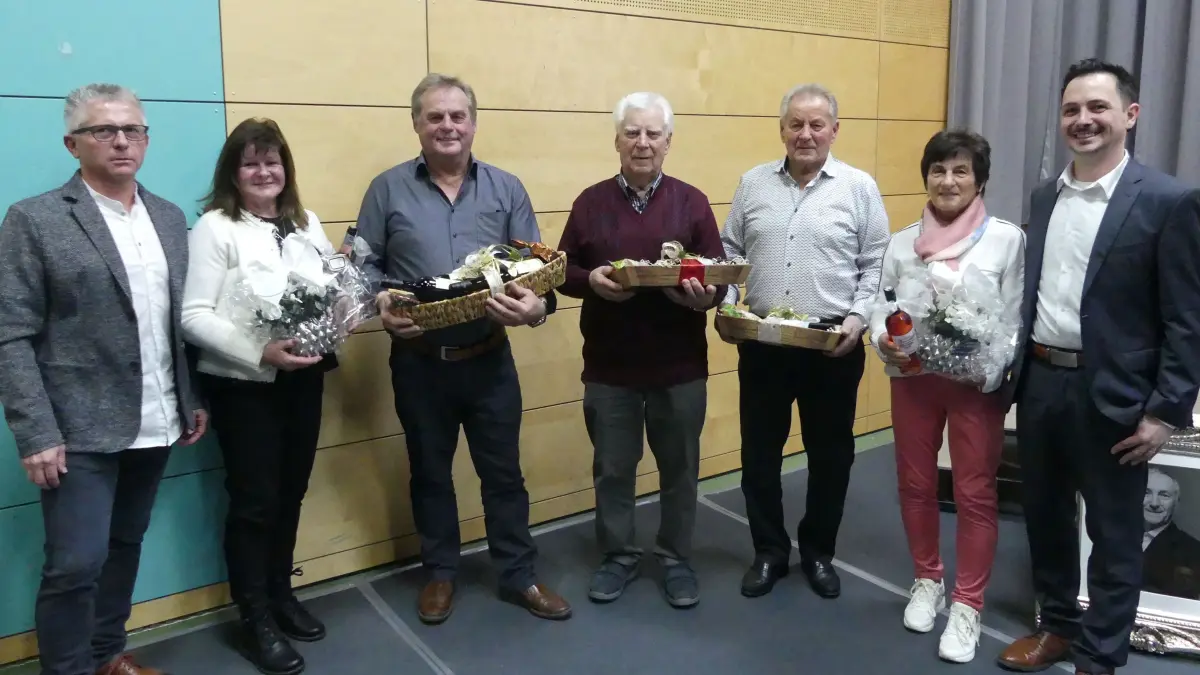 Für ihr ehrenamtliches Engagement wurden fünf Bürger von Ortsvorsteher Dirk Sieber (rechts) und seinem Stellvertreter Ralf Witt (links) geehrt: Marlies (v.r.) und Rudi Hagg, Fridolin Hagg, sowie Helmut und Edeltraud Jung.