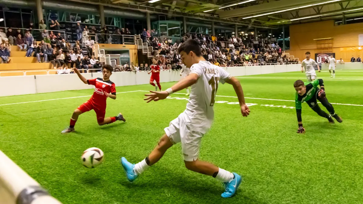 Franz-Illich-Cup 2024 Munderkingen Hallenturnier Fußball Luca Dellino beim Schuss